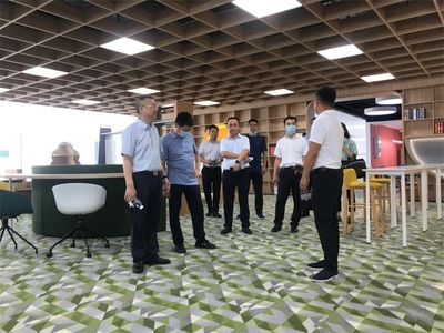 省經(jīng)濟(jì)和信息化廳輕紡處處長(zhǎng)何開(kāi)華率隊(duì)赴崇州市智能家具產(chǎn)業(yè)園調(diào)研